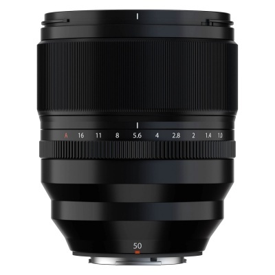 Objetiva fotográfica preta com anel de abertura e número 50 em laranja