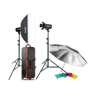 Conjunto de iluminação Godox com softbox, guarda-chuva prateado, tripés, mala preta e filtros coloridos no chão