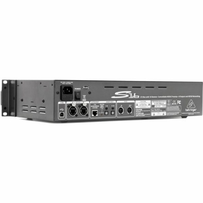 Amplificador de áudio Behringer S16 preto com várias conexões na parte traseira