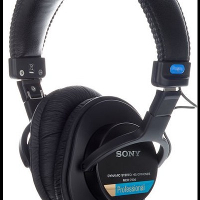 Auscultadores Sony MDR-7506 pretos com almofadas em couro sintético e faixa acolchoada