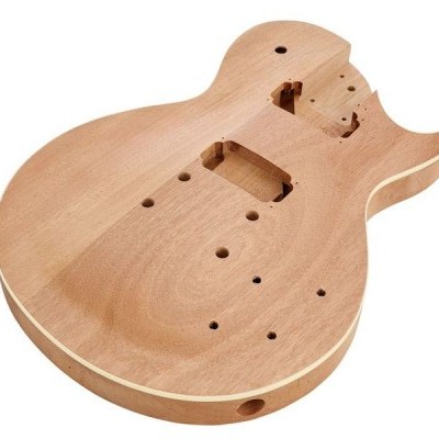 Corpo de guitarra eléctrica em madeira natural com ranhuras e buracos.