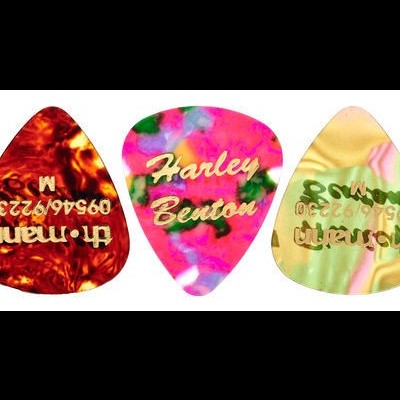 Conjunto de cinco palhetas coloridas para guitarra com textos dourados e padrões variados.