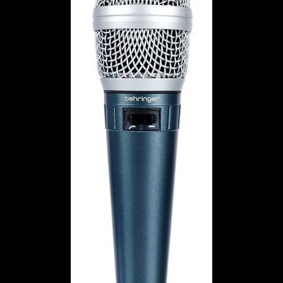 Microfone de mão Behringer azul escuro com grelha prateada e interruptor.