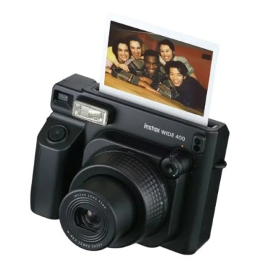 Câmara instantânea Fujifilm instax WIDE 400 preta com fotografia instantânea a sair