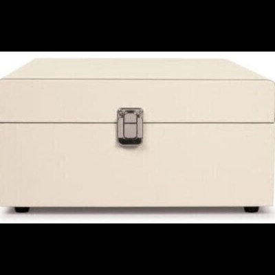 Baú bege com fecho metálico prateado em fundo branco