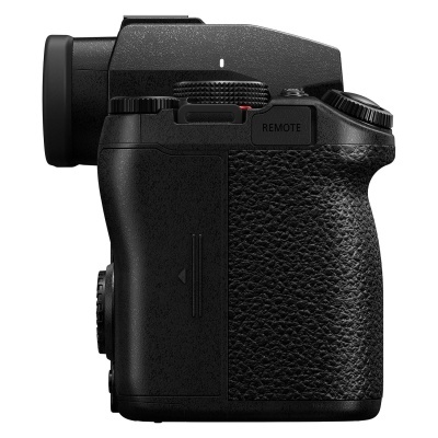 Câmara fotográfica preta vista de lado com textura na pega e botão REMOTE