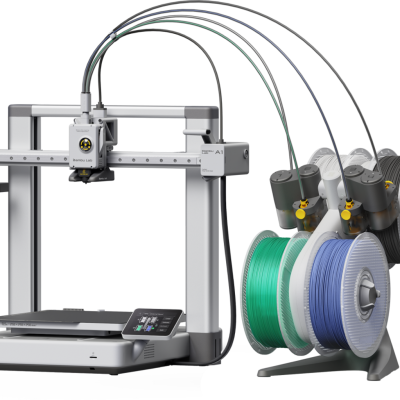 Impressora 3D Bambu Lab A1 com quatro filamentos coloridos num suporte ao lado.