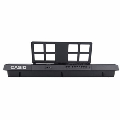 Teclado eletrónico Casio preto com suporte para partituras e botões.