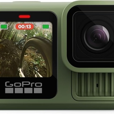 Câmara de ação GoPro verde com lente preta e ecrã digital a mostrar gravação