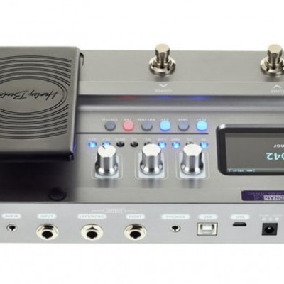 Pedaleira musical metálica prateada com botões e pedais