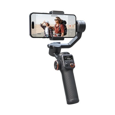Gimbal estabilizador com smartphone segurando vídeo de duas pessoas ao ar livre