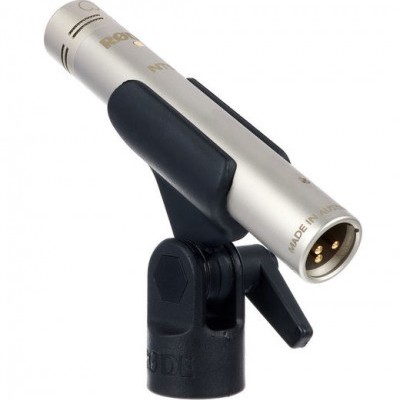 Microfone prateado Rode com suporte preto e conector XLR.