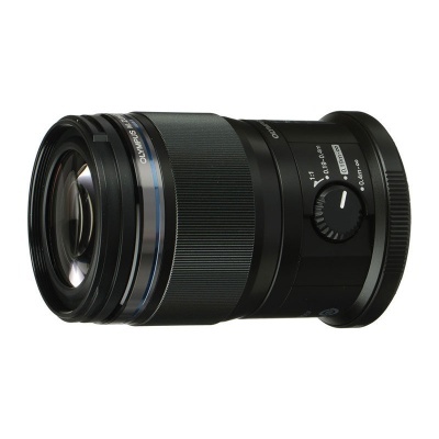 Lente fotográfica preta Olympus com anel de foco texturizado e botão giratório com texto