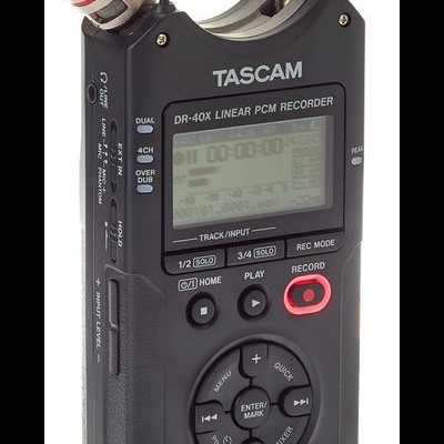 Gravador digital portátil TASCAM DR-40X Linear PCM Recorder preto com microfones ajustáveis e ecrã LCD