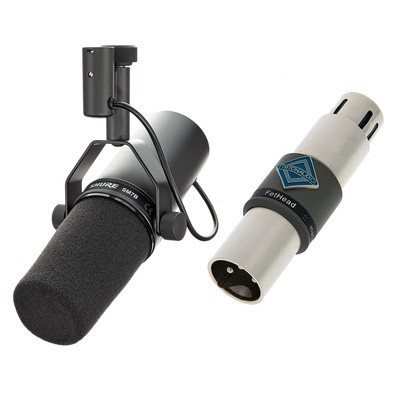 Microfone preto com espuma e suporte junto de adaptador branco e preto Telefunken FetHead