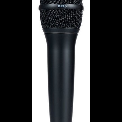 Microfone preto com texto DPA e número 2028