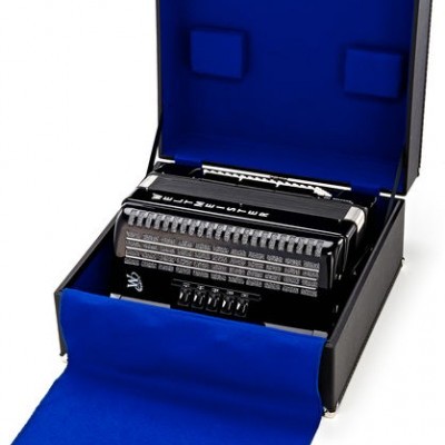 Acordeão preto numa mala de transporte forrada azul
