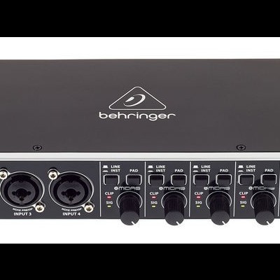 Interface de áudio Behringer U-PHORIA UMC404HD preta com múltiplas entradas e botões frontais