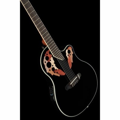 Guitarra acústica elétrica preta com detalhes decorativos e fundo preto