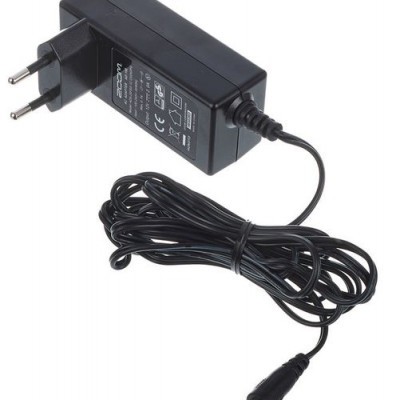Adaptador de corrente preto com cabo comprido e conector cilíndrico