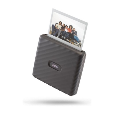 Impressora fotográfica portátil preta com fotografia a cores saindo do topo.