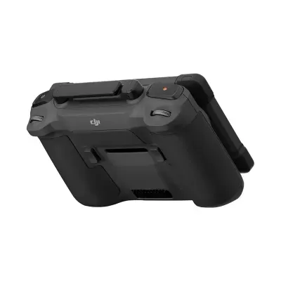 Dispositivo eletrônico preto compacto da marca DJI sobre fundo branco