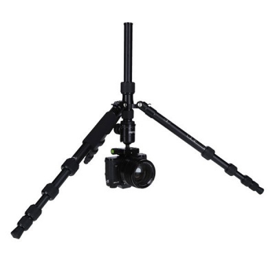 Tripé preto com pernas ajustáveis e câmara acoplada no centro
