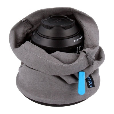 Estojo acolchoado cinza com lente fotográfica preta dentro