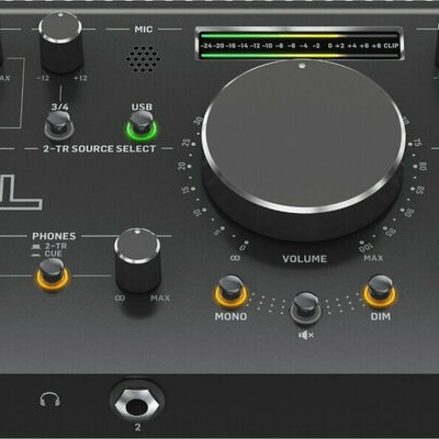 Interface de áudio Behringer UMC22 preta com botões e ligações de áudio
