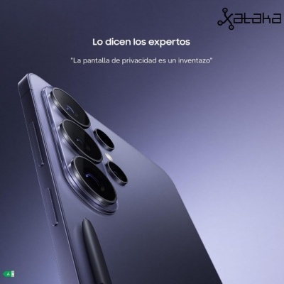 Smartphone roxo com várias câmaras traseiras e caneta preta junto, texto em espanhol e logo Xataka