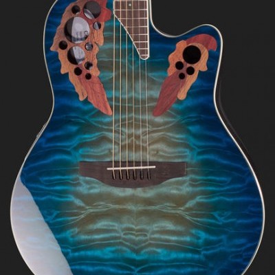 Guitarra acústica azul com tampo ondulado e aberturas de madeira