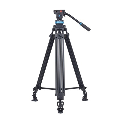 Tripé de câmera preto com cabeça azul e alavanca preta