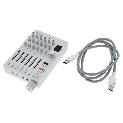 Mesa de mistura de áudio branca com vários controles e cabo USB cinzento.