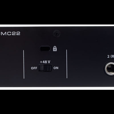 Interface de áudio U-PHORIA UMC22 preta com conetores USB e de saída