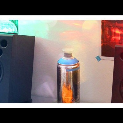 Dois altifalantes pretos Hercules com cone amarelo e lata de spray entre eles