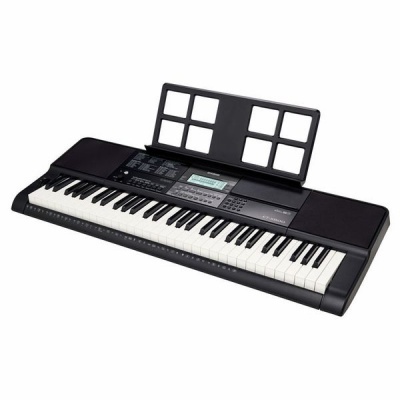 Teclado musical Yamaha PSR-E273 preto com suporte para partituras.