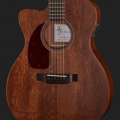 Guitarra acústica de madeira castanha com etiqueta 'HB CUSTOM LINE CLASSIC' no buraco central