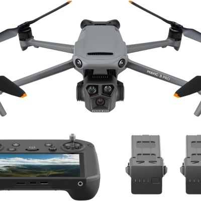 Drone cinzento DJI Mavic 3 Pro com quatro hélices e dois acessórios num fundo branco