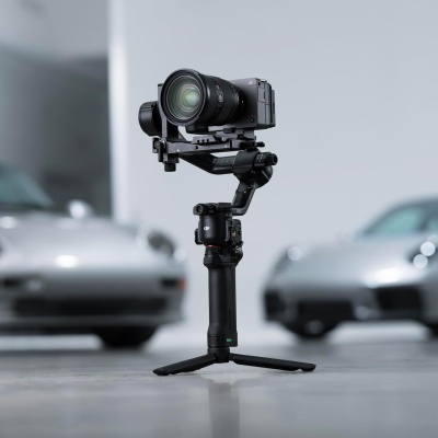 Estabilizador DJI RS5 com câmara Sony montada entre carros prateados