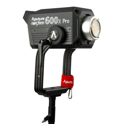 Luz de estúdio Aputure Light Storm 600x Pro preta com suporte
