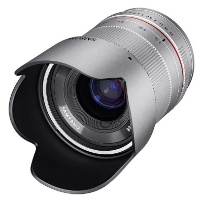 Objetiva Samyang prateada para câmera com proteção de lente preta
