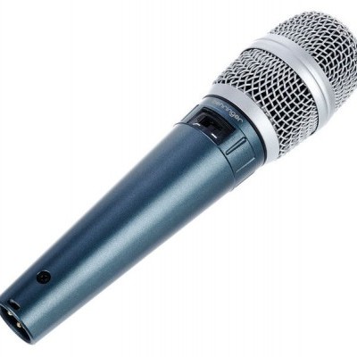 Microfone portátil metálico azul e prata com interruptor