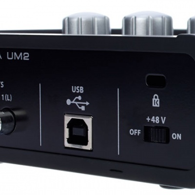 Interface de áudio Behringer U-PHORIA UM2 com conectores RCA, porta USB e interruptor de alimentação