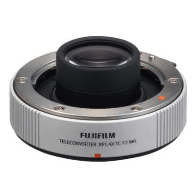Teleconversor fotográfico Fujifilm prateado com detalhes pretos