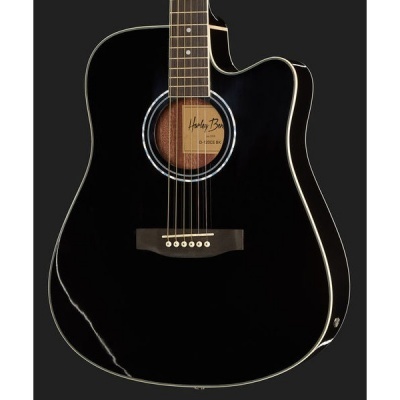 Guitarra acústica preta com seis cordas e acabamento brilhante