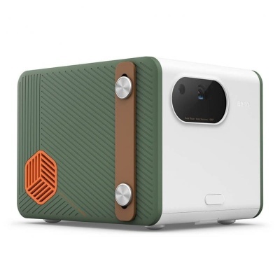 Projetor portátil branco com laterais verdes texturizadas, alça castanha e detalhe laranja