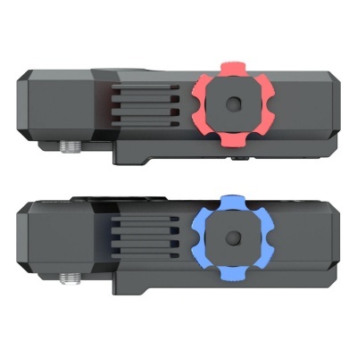 Dois dispositivos eletrónicos compactos pretos com botões vermelho e azul