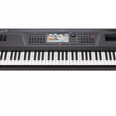 teclado digital preto com 61 teclas e ecrã colorido