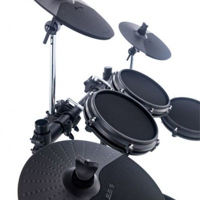 Bateria eletrónica preta da marca ALESIS com suportes metálicos