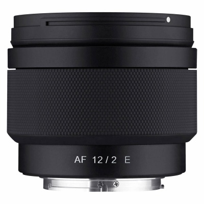 Objectiva fotográfica preta com inscrição AF 12/2 E